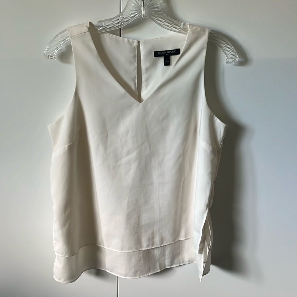 Banana republic cream sleeveless blouse size small